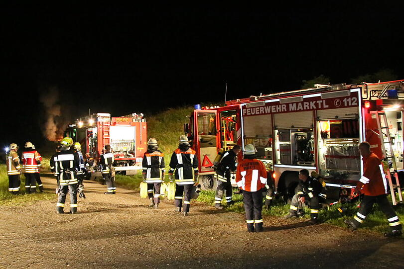 Feuerwerklager in Altötting abegbrannt: Die Bilder vom Feuerwehreinsatz.