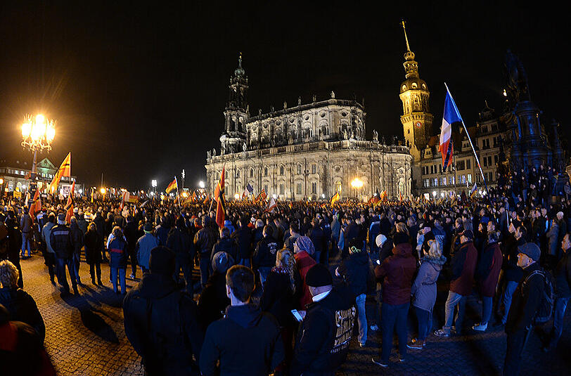 Am Montag nach den Terroranschlägen in Paris konnte die Pegida-Bewegung in Dresden zwischen 7.000 und 8.000 Demonstranten mobilisieren.
