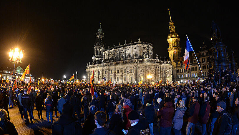 Am Montag nach den Terroranschlägen in Paris konnte die Pegida-Bewegung in Dresden zwischen 7.000 und 8.000 Demonstranten mobilisieren. Am Montag nach den Terroranschlägen in Paris konnte die Pegida-Bewegung in Dresden zwischen 7.000 und 8.000 Demonstranten mobilisieren.