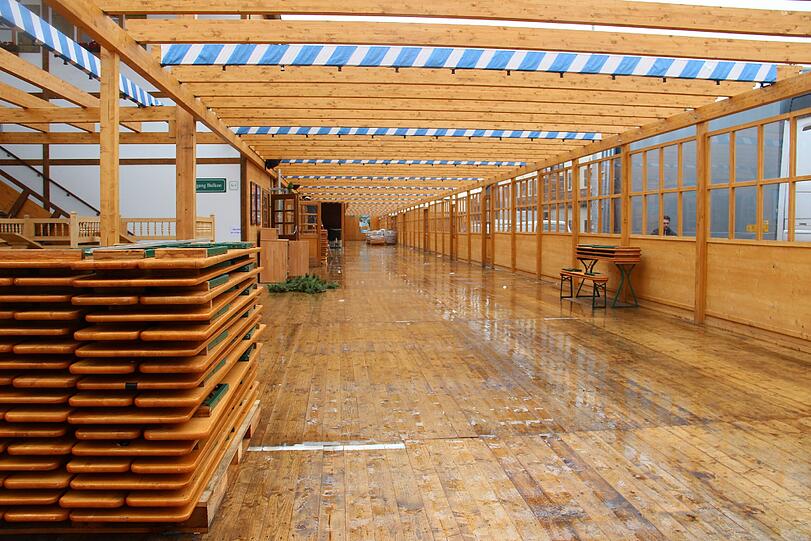 Regen und Tristesse am Tag danach: Die Bilder vom Wiesn-Abbau am Dienstagvormittag.