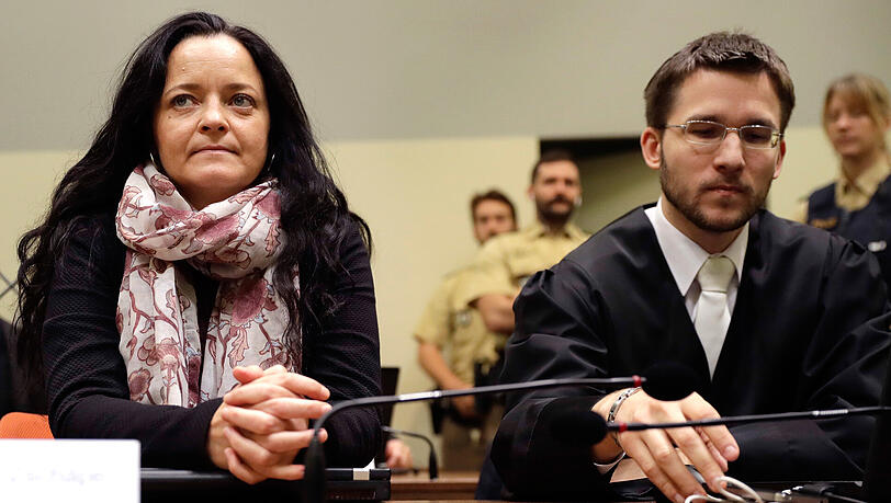 Die Angeklagte Beate Zschäpe sitzt im Gerichtssaal im Oberlandesgericht in München neben ihrem Anwalt Mathias Grasel. Die Angeklagte Beate Zschäpe sitzt im Gerichtssaal im Oberlandesgericht in München neben ihrem Anwalt Mathias Grasel.