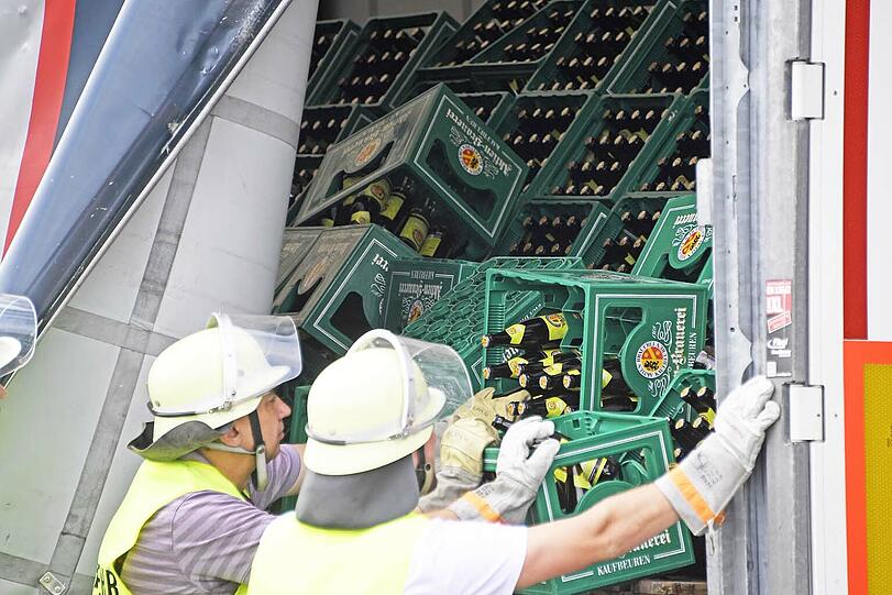 Hunderte Flaschen alkoholfreies Weißbier gingen bei dem Unfall zu Bruch. Die Bilder.