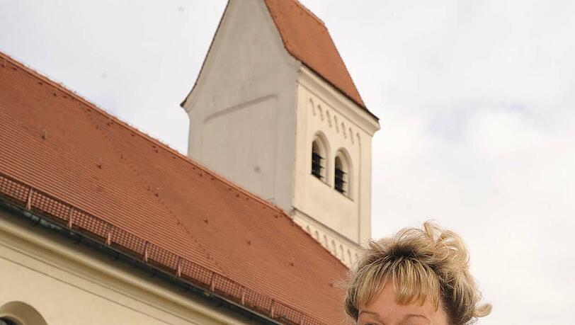 Die AZ-Bürgerreporterin Monika Waibl vor der Pfarrkirche St. Michael im alten Ortskern von Lochhausen. Die AZ-Bürgerreporterin Monika Waibl vor der Pfarrkirche St. Michael im alten Ortskern von Lochhausen.