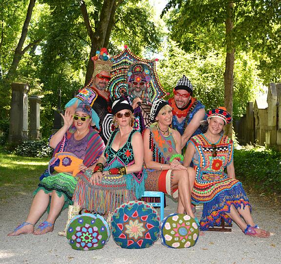 Papageienbunt in der Stadt: der Stricktrupp um Petra Perle.