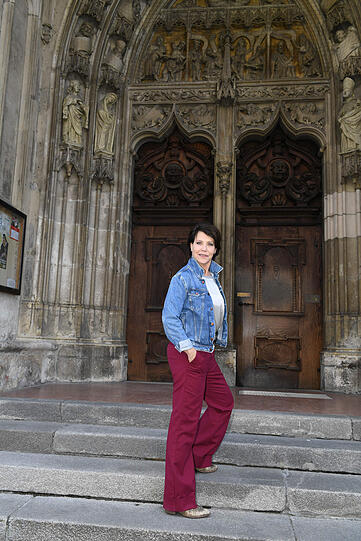 Janina Hartwig dreht digitalen Stadtspaziergang - mit Besuch von Drehorten der ARD -Serie "Um Himmels Willen" in Landshut.