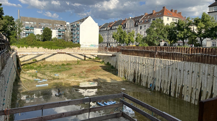 Auf den ersten Blick ein Schandfleck, auf den zweiten ein detailreiches Panorama mit natürlicher Funktion: das Sendlinger Loch.