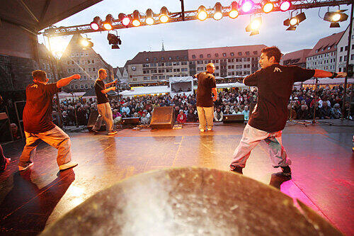 Dicht gedrängt waren die Reihen vor der großen &bdquo;Wer ko der därf&ldquo;-Bühne auf dem Hauptmarkt. Die HipHop-Formation &bdquo;Playerz Club&ldquo; aus Fürth (Bild) heizte denn auch tüchtig ein.
