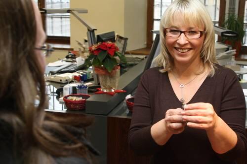 Wegen des hohen Goldpreises bekommt man jetzt mehr Geld für den Schmuck.