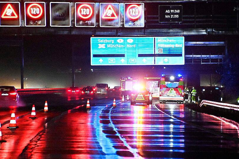 Auf der A99 bei München fängt ein niederländischer Bus auf der Fahrt nach Österreich zu brennen an. Die schnelle Reaktion des Busfahrers verhindert möglicherweise Schlimmeres.