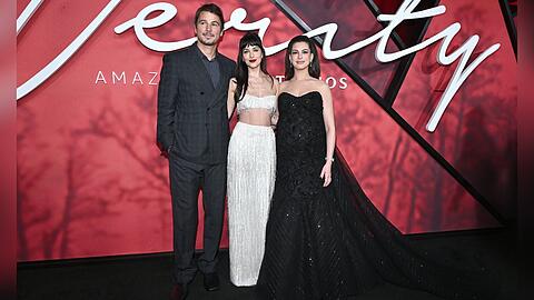Josh Hartnett, Dakota Johnson und Anne Hathaway (v.l.) bei der "Verity"-Premiere in New York.