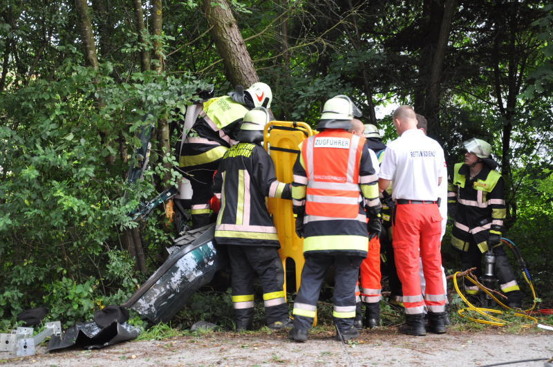 Der Wagen zerschellte an einem Baum - der Fahrer starb an der Unfallstelle.