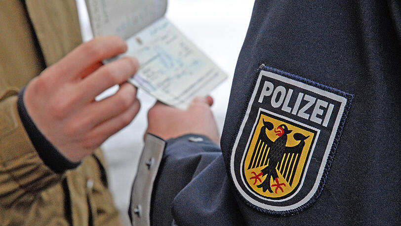 Die vorgezeigten Papier kamen den Polizisten komisch vor.