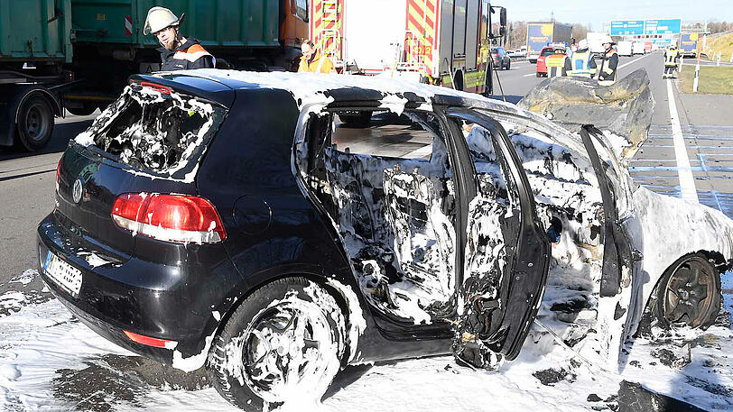 Glück gehabt: Bei einem Unfall auf der A8 zwischen Taufkirchen und Brunnthal kann sich ein Paar gerade noch rechtzeitig aus einem brennenden VW Golf befreien. Die Bilder von der Unfallstelle zum Durchklicken.