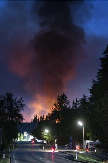 Mehrere Lagerhallen brannten beinahe vollkommen ab - die Feuerwehr war die ganze Nacht im Einsatz. Die Bilder.