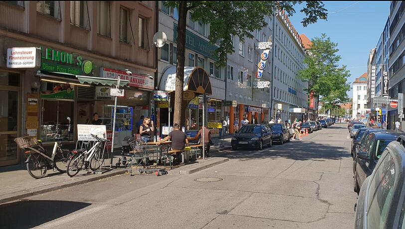Vor diesem Imbiss-Laden in der Schillerstraße spielten sich am Dienstag spektakuläre Szenen ab.