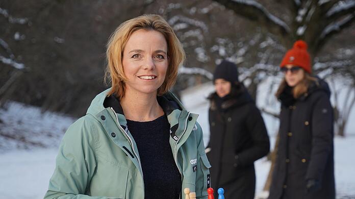 Daniela Hadem-Kälber zeigt ihr sogenanntes Familienbrett - oder auch Systembrett. Sie nutzt es für Familien-Aufstellungen.