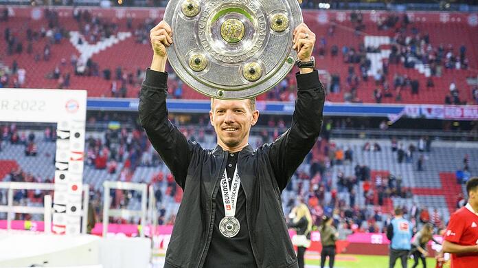 Bayern-Cheftrainer Julian Nagelsmann mit der Meisterschale.