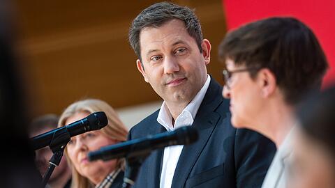 Lars Klingbeil dankt Saskia Esken für die Zusammenarbeit.