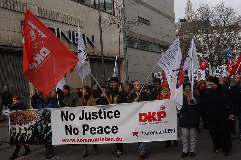 Rund 2500 Demonstranten protestieren gegen die Münchner Sicherheitskonferenz.