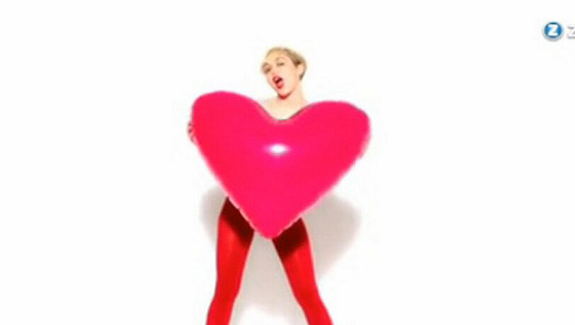 Miley Cyrus posiert neuerdings auch für Strumpfhosen Miley Cyrus posiert neuerdings auch für Strumpfhosen