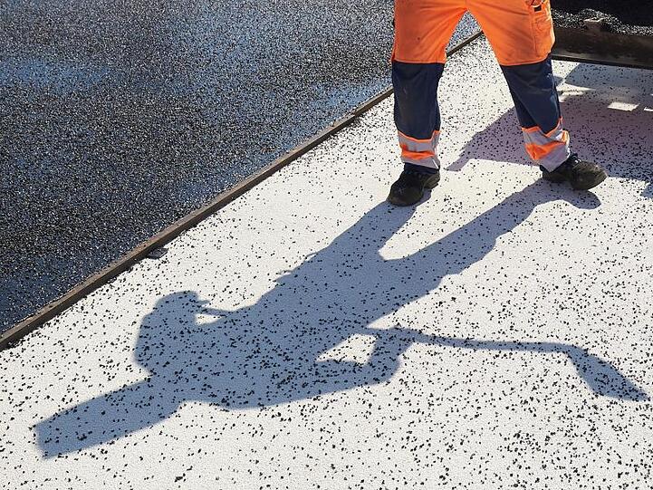 Ein Bauarbeiter bei der Arbeit. Foto: Thomas Frey/dpa/Symbolbild