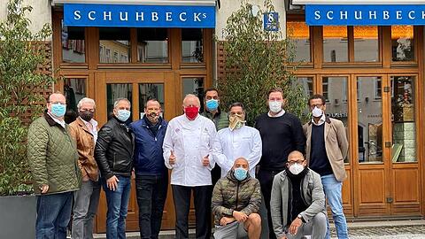 Alfons Schuhbeck (Mitte) mit dem solidarischen Freundeskreis, der die Essensausgabe der Caritas unterstützt.