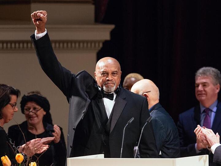 Die Geste von Tommie Smith zählt zu den markantesten Symbolen der Sportgeschichte: 2018 wurde ihm der Dresdner Friedenspreis für sein Engagement für Menschenrechte und gegen Rassismus verliehen.
