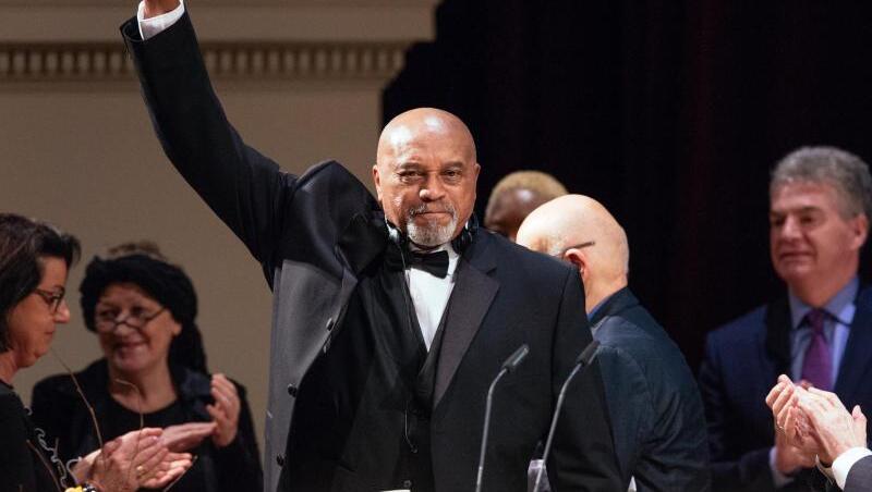 Die Geste von Tommie Smith zählt zu den markantesten Symbolen der Sportgeschichte: 2018 wurde ihm der Dresdner Friedenspreis für sein Engagement für Menschenrechte und gegen Rassismus verliehen. Die Geste von Tommie Smith zählt zu den markantesten Symbolen der Sportgeschichte: 2018 wurde ihm der Dresdner Friedenspreis für sein Engagement für Menschenrechte und gegen Rassismus verliehen.
