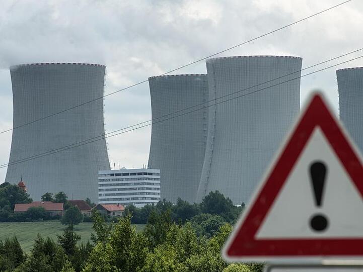 Ein Hinweisschild, aufgenommen vor den Kühltürmen des Atomkraftwerkes Temelin. Foto: Armin Weigel/dpa/Archivbild