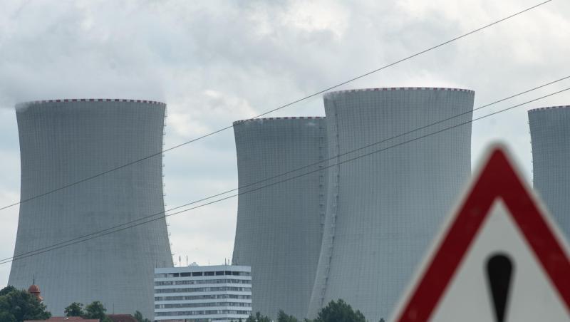 Ein Hinweisschild, aufgenommen vor den Kühltürmen des Atomkraftwerkes Temelin. Foto: Armin Weigel/dpa/Archivbild Ein Hinweisschild, aufgenommen vor den Kühltürmen des Atomkraftwerkes Temelin. Foto: Armin Weigel/dpa/Archivbild