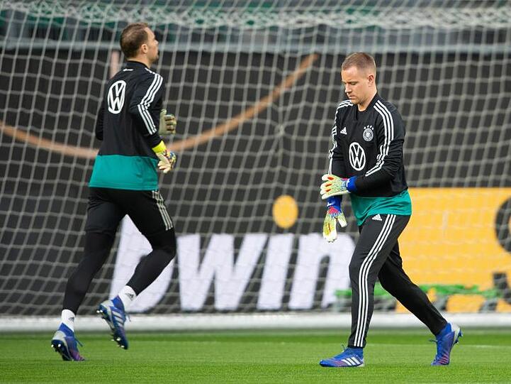 Deutschlands Torhüter Marc-Andre ter Stegen (r) und Manuel Neuer machen sich im Strafraum warm.