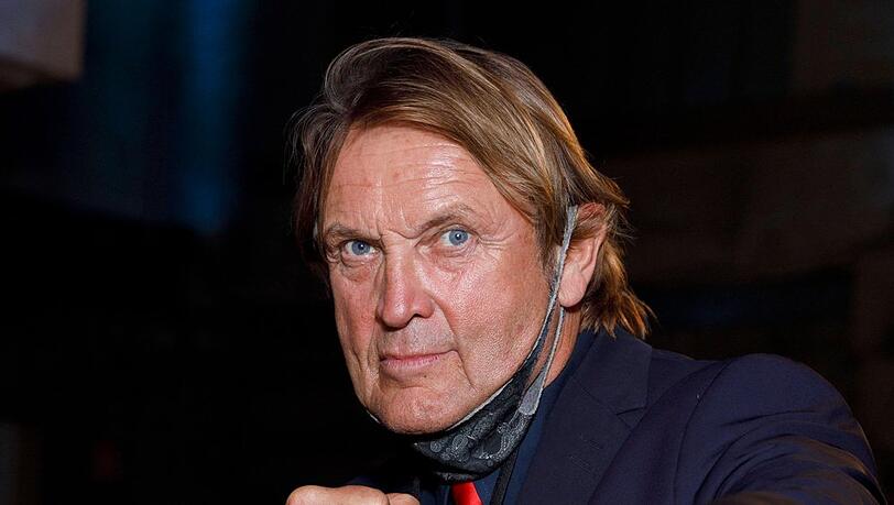 Peter Althof ist ausgerutscht und auf die Schulter gefallen.