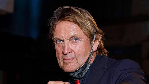 Peter Althof ist ausgerutscht und auf die Schulter gefallen.