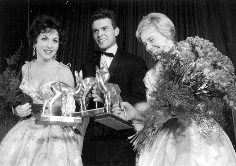 1958 in Karlsruhe: Gina Lollobrigida, Horst Buchholz and Maria Schell bei der Preisverleihung.