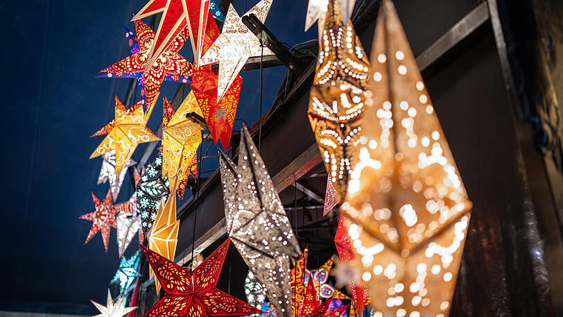 Das Tollwood Winterfestival ist mehr als ein Weihnachtsmarkt – es verzaubert auf der Theresienwiese alle mit der einzigartigen Atmosphäre und den funkelnden Kunstwerken.