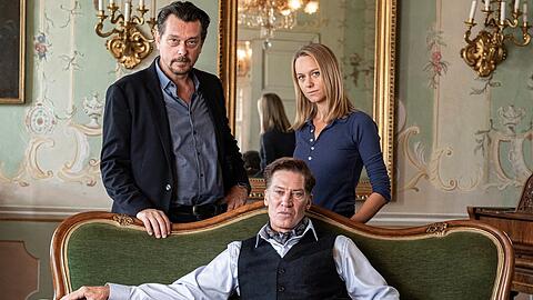 "LandKrimi: Steirermord": Chefinspektor Sascha Bergmann (Hary Prinz, l.) und seine Kollegin Anni Sulmtaler (Anna Unterberger, r.) befragen Otto von Glanzberg (Tobias Moretti, M.).