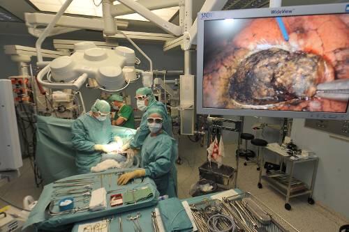 Medizinische Welt-Premiere: das Nürnberger OP-Team bei der Arbeit