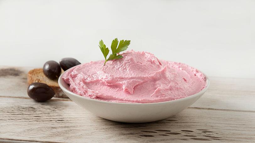 Tarama oder Taramosalata ist eine kräftige Creme aus Fischrogen. Ebenfalls als Vorspeise wird Taramosalata als Aufstrich mit Brot oder als Dip mit Gemüsesticks serviert. Für die Paste kommen gesalzene Fischrogen (Karpfen, Kabeljau oder Hering), Weißbrot, Olivenöl und Zitrone in einen Mixer. Option: anstatt Weißbrot können auch gekochte Kartoffeln verwendet werden. Tarama oder Taramosalata ist eine kräftige Creme aus Fischrogen. Ebenfalls als Vorspeise wird Taramosalata als Aufstrich mit Brot oder als Dip mit Gemüsesticks serviert. Für die Paste kommen gesalzene Fischrogen (Karpfen, Kabeljau oder Hering), Weißbrot, Olivenöl und Zitrone in einen Mixer. Option: anstatt Weißbrot können auch gekochte Kartoffeln verwendet werden.