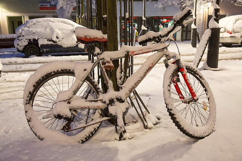 Das Radl muss heute wohl stehen bleiben: In Ilmenau (Thüringen) sind über Nacht stellenweise über zehn Zentimeter Neuschnee gefallen.