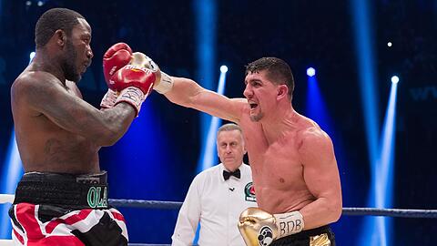 Marco Huck (r.) besiegt Ola Afolabi.