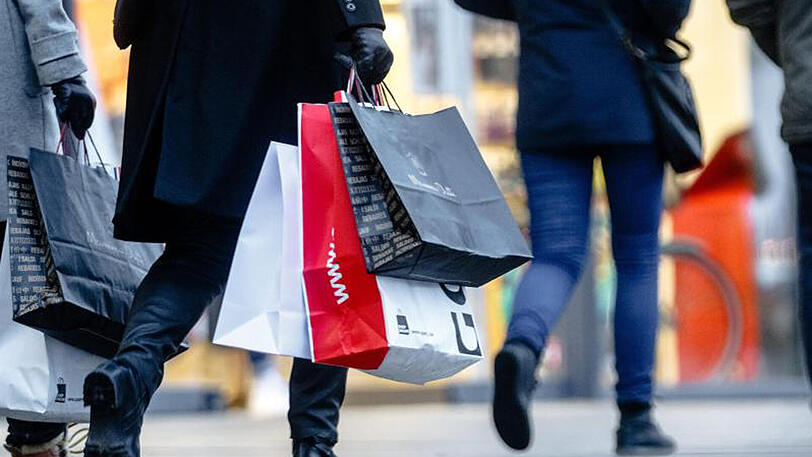Passanten mit Einkaufstüten Ende Januar beim ersten verkaufsoffenen Sonntag des Jahres.