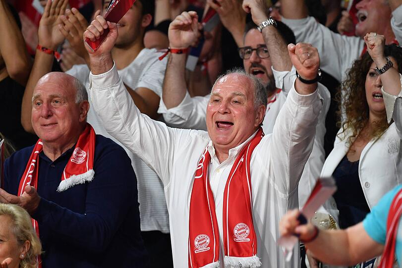 Ließen sich die entscheidende Partie nicht entgehen: Uli Hoeneß (r.) und Bruder Dieter (l.)