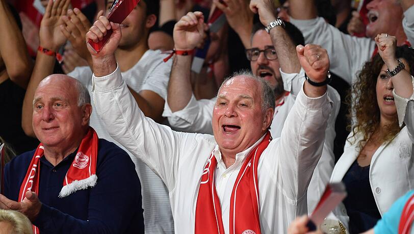 Ließen sich die entscheidende Partie nicht entgehen: Uli Hoeneß (r.) und Bruder Dieter (l.) Ließen sich die entscheidende Partie nicht entgehen: Uli Hoeneß (r.) und Bruder Dieter (l.)