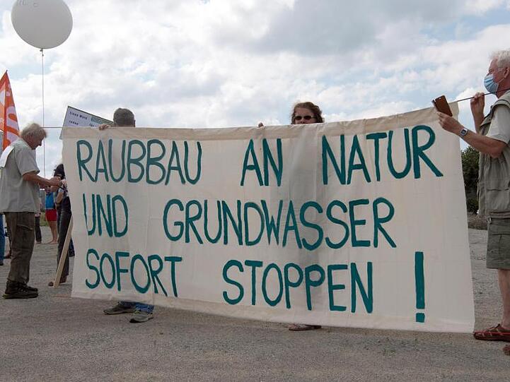 Demonstration gegen die Ansiedlung von Tesla in der brandenburgischen Gemeinde Grünheide.