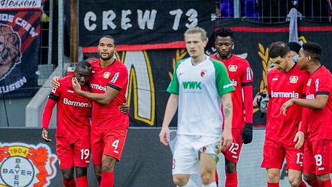 Leverkusens Moussa Diaby (l) wird nach seinem Treffer zum 1:0 von Teamkollege Jonathan Tah (2.v.l.) gedrückt.