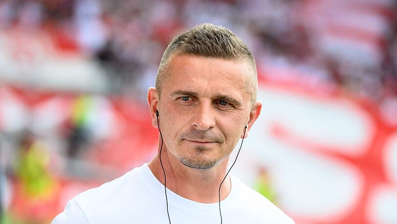 Trainer Mersad Selimbegovic vom SSV Jahn Regensburg gibt vor Spielbeginn ein Interview.