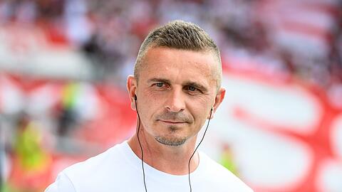 Trainer Mersad Selimbegovic vom SSV Jahn Regensburg gibt vor Spielbeginn ein Interview.