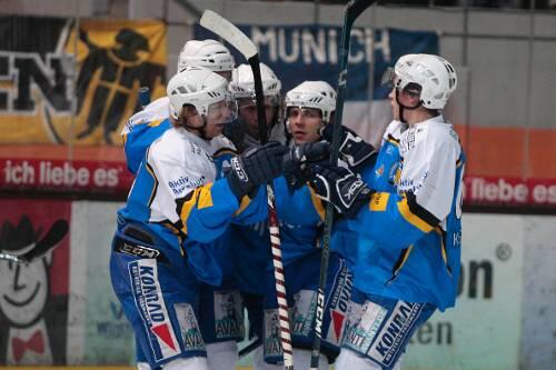 Die EHC-Cracks bejubeln den Sieg gegen Bietigheim.