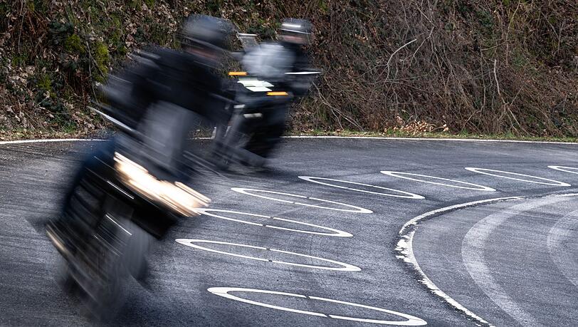 Ein verurteilter Straftäter ist bei einem Freigang mit seinem Motorrad davongefahren. (Symbolbild) Ein verurteilter Straftäter ist bei einem Freigang mit seinem Motorrad davongefahren. (Symbolbild)