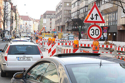 In der Pillenreuther Straße ging&rsquo;s schon los: An fünf Stellen im Stadtgebiet erneuert die VAG heuer die Gleise &ndash; mit zum Teil gravierenden Einschnitten ins Verkehrsgeschehen.